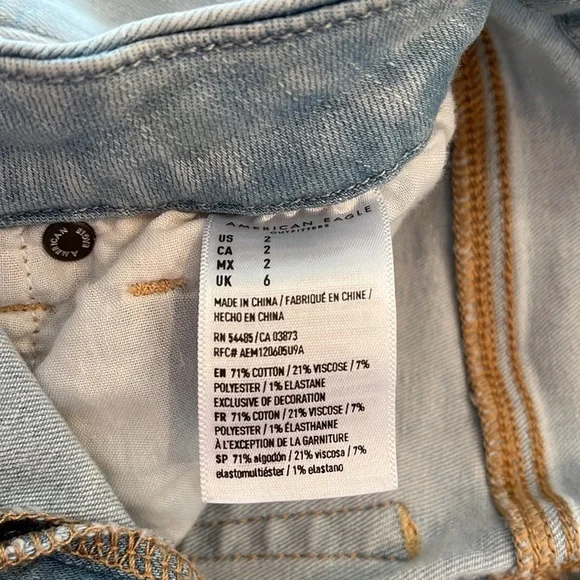 ❌SOLD❌ American Eagle Jean Shorts - Curvy Hi Rise Shortie In Light Wash Denim - Picture 5 of 6